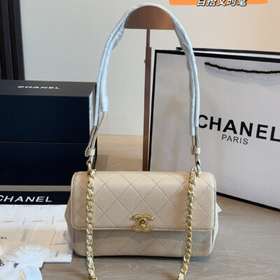 Chanel Chanel handle chain bag, classic lychee leather + gold double C clasp, elegant and luxurious. Handle + chain shoulder strap, carry, shoulder, crossbody are OK, easy to handle for daily commute or formal occasions. Rhombus stitching is super recognizable,