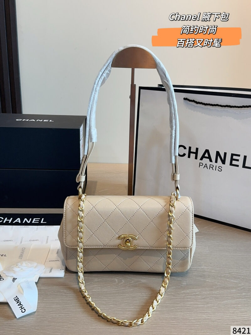 Chanel Chanel handle chain bag, classic lychee leather + gold double C clasp, elegant and luxurious. Handle + chain shoulder strap, carry, shoulder, crossbody are OK, easy to handle for daily commute or formal occasions. Rhombus stitching is super recognizable,